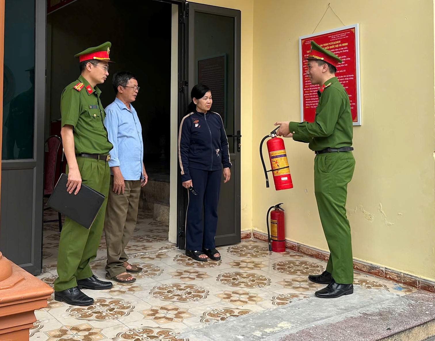 Đội Chữa cháy và CNCH khu vực 4 kiểm tra, bảo đảm an toàn PCCC tại 168 điểm bầu cử